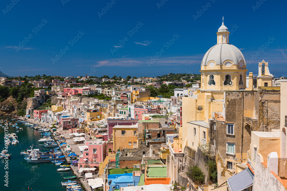 イタリア　プローチダのコッリチェッラ海岸とサンタ・マリア・デッレ・グラッツィエ教会

