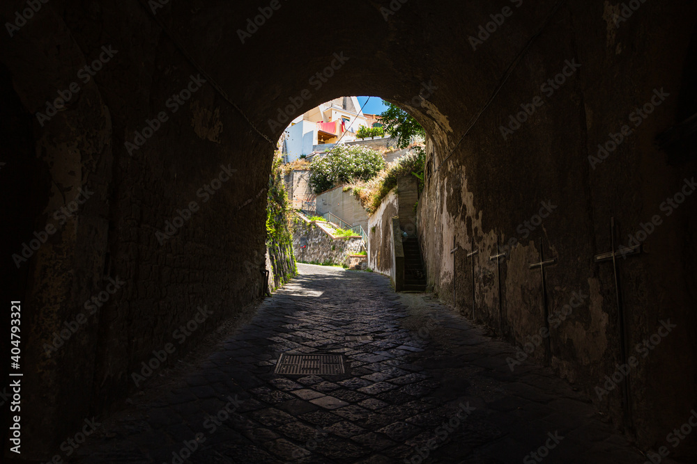 イタリア　プローチダのテッラ・ムラータ地区のトンネル
