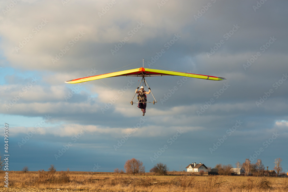 Ταπετσαρία Brave girl flies a hang glider wing.