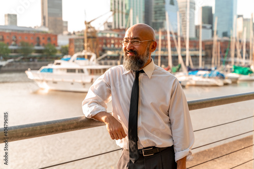 Φωτογραφία Asian businessman in the harbour in a metropolis