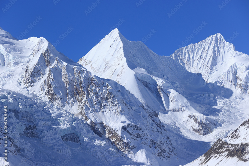 Obraz premium Beautiful snow mountain and glacier landscape