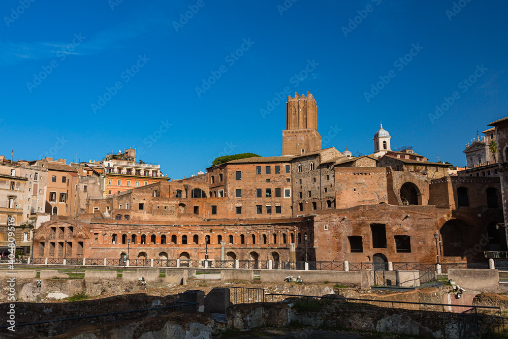 イタリア　ローマのミリツィエの塔とトラヤヌスの市場