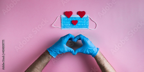 Mani con guanti a firma di cuore per San Valentino  photo