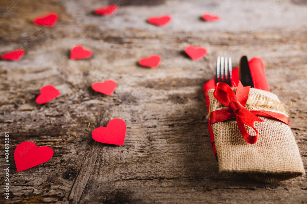 Carta da parati Cena elegante di san Valentino, tavolo con cuori rossi e posate in argento