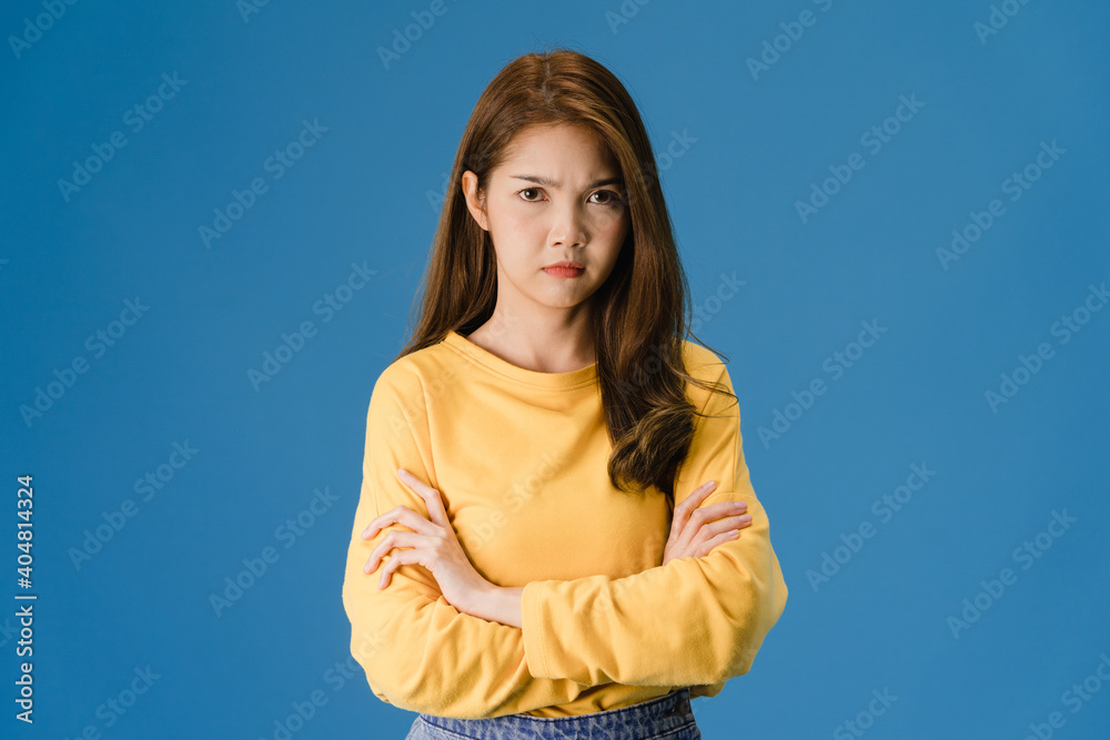 Φωτογραφία Young Asia lady with negative expression, excited screaming, crying emotional angry in casual clothing and looking at camera isolated on blue background