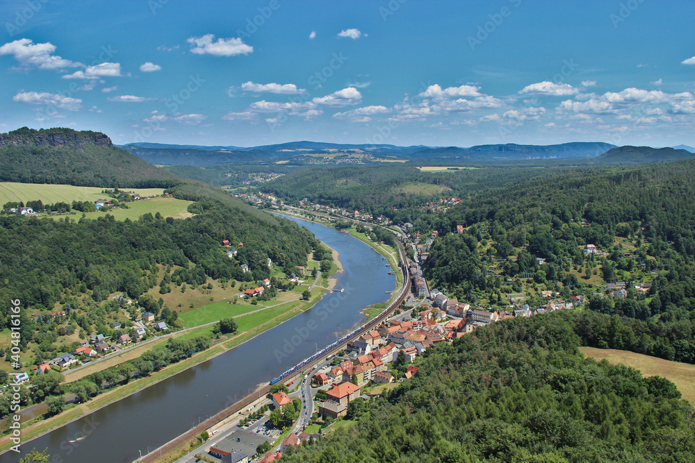 Blick von oben auf die Elbe in Sachsen bei Dresden