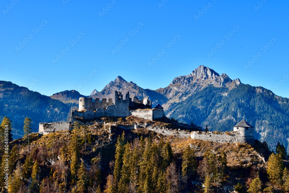 Die Burg Ehrenberg ist die Ruine einer Höhenburg am Nordrand der Lechtaler Alpen auf 1100 m ü. A. südlich über Reutte, Austria.
