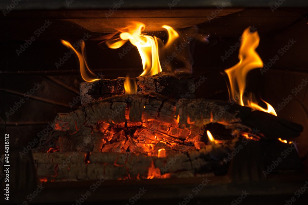 Obraz premium Logs burning in the fire of a fireplace with embers