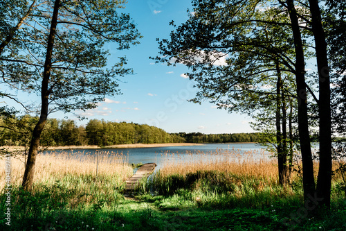 Zrujnowany pomost nad warmińskim jeziorem