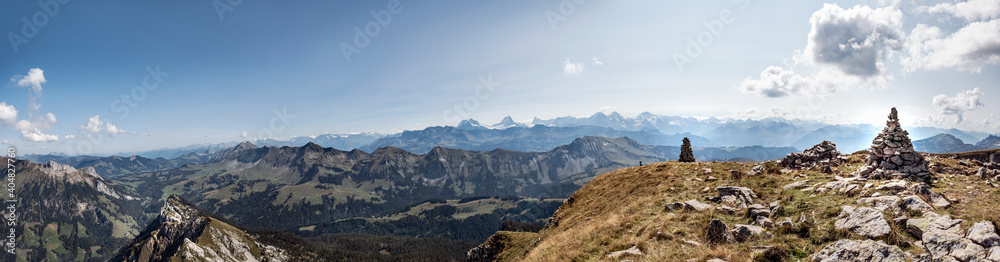 Bergpanorama vom berner Oberland, Schweiz. Aussicht auf das Dreigestirn, Brienzer Grat und vielen anderen Gipfeln und Bergen, Aussicht vom Hohgant aus. Wandern, klettern, Aktivität und Sport. Bergpanorama vom berner Oberland, Schweiz. Aussicht auf das Dreigestirn, Brienzer Grat und vielen anderen Gipfeln und Bergen, Aussicht vom Hohgant aus. Wandern, klettern, Aktivität und Sport.