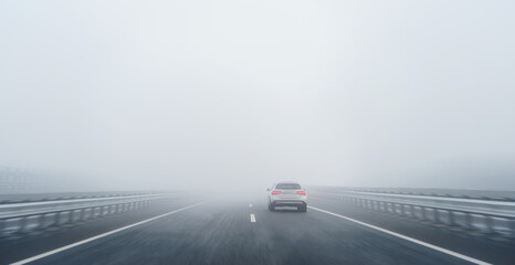 Keuken achterwand Mistige ochtendstond Auto op snelweg in dichte mist  © Igor Link