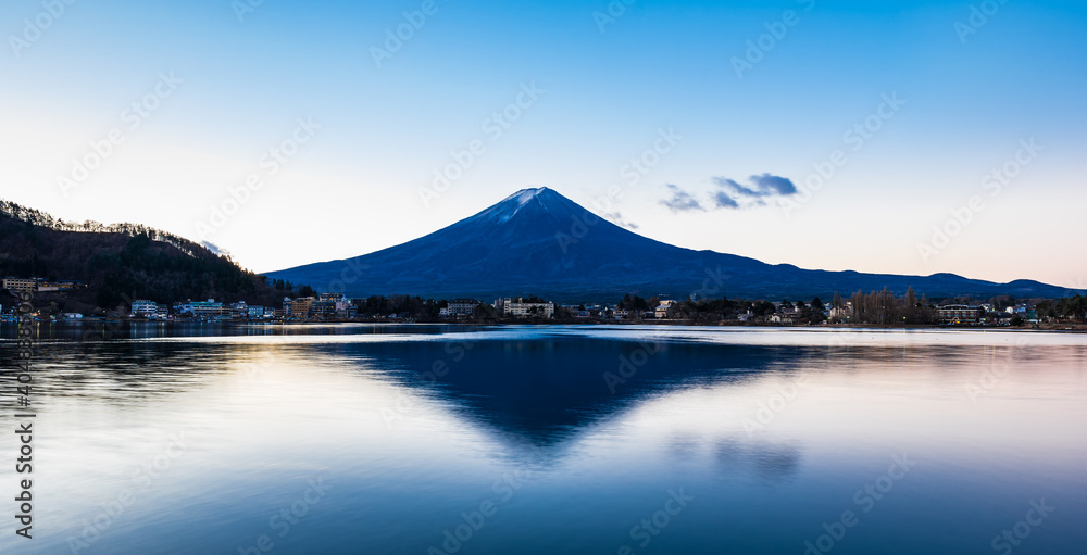 河口湖から眺める富士山　冬の朝景