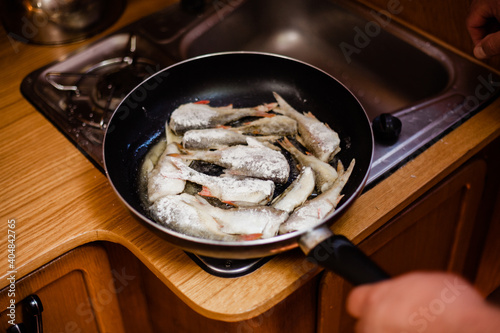 Fototapeta Naklejka Na Ścianę i Meble -  Ryby smażone na jachcie na jeziorze