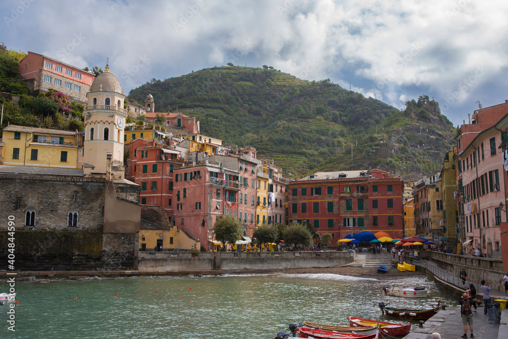 Φωτογραφία Vernazza, Cinque Terre, Liguria, Italy: the tiny bay and harbour and the busy Pi