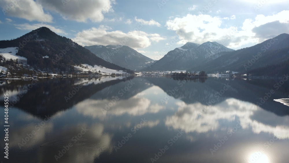 Schliersee, Deutschland: Die umliegenden Alpen spiegeln sich im See