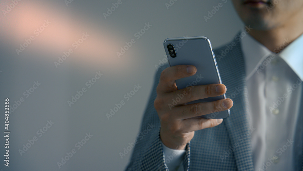 スマートフォンを使う若い男性 スマートフォンを使う若い男性