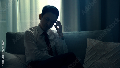 ソファーに座る若い男性 © aijiro
