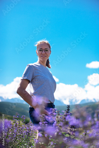 Happy young woman in beauti...