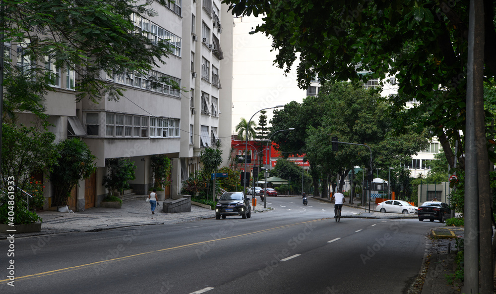 Rodrigo de Freitas Lagoon. Avenue Henrique Dodsworth. Moving transport and citizen Rodrigo de Freitas Lagoon. Avenue Henrique Dodsworth. Moving transport and citizen