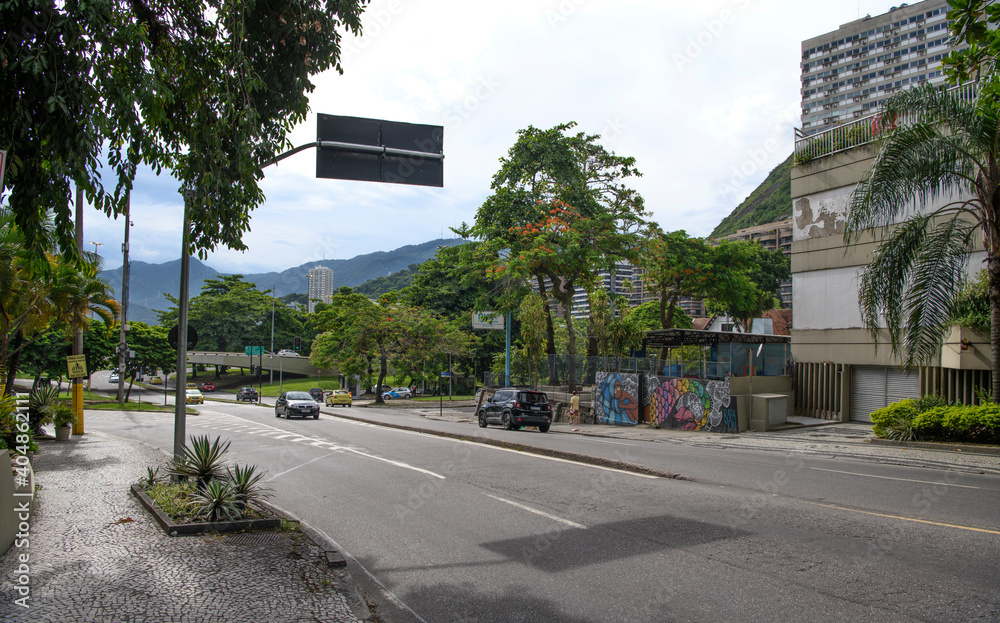 Rodrigo de Freitas Lagoon. Avenue Henrique Dodsworth. Moving transport and citizen Rodrigo de Freitas Lagoon. Avenue Henrique Dodsworth. Moving transport and citizen