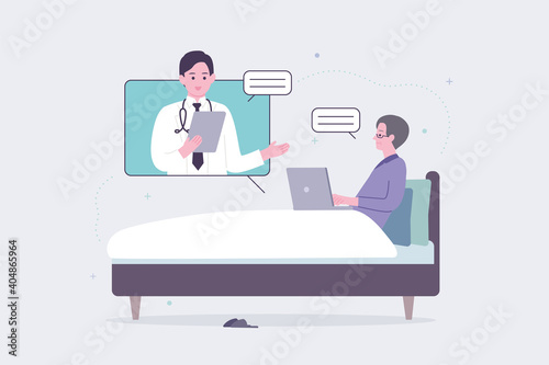 ベッドでオンライン診療を受けるシニア男性