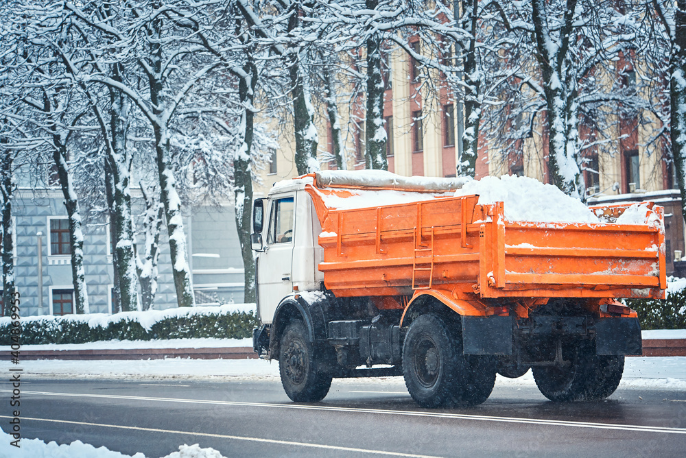 Ταπετσαρία Dump truck loaded with snow driving through city street