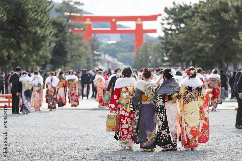 Fototapeta premium 京都・平安神宮で記念撮影する晴れ着姿の女性たち（成人式のイメージ）Japanese girls in Kyoto