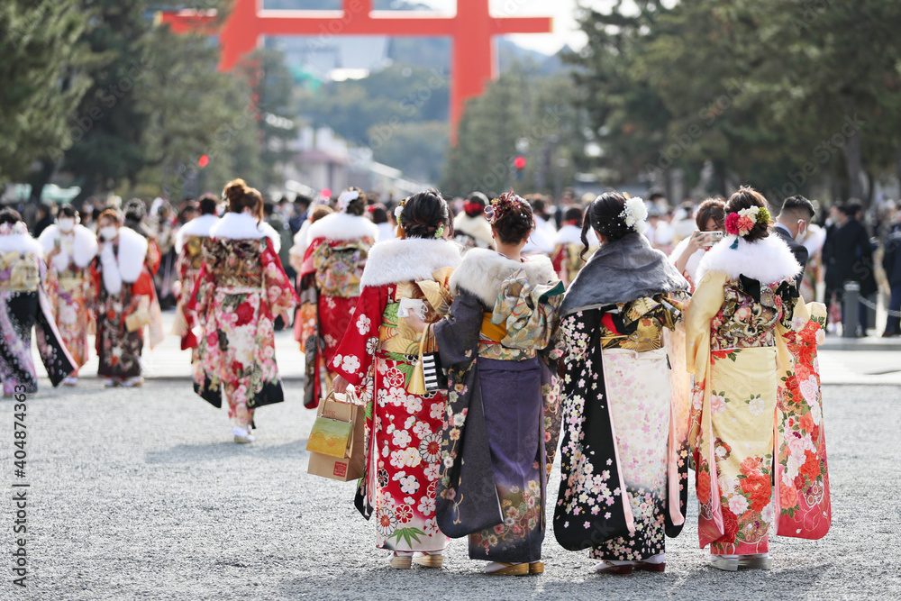 Japanese young girls in Kimono walking street in Kyoto, JAPAN / 振袖姿で京都を歩く女性 Japanese young girls in Kimono walking street in Kyoto, JAPAN / 振袖姿で京都を歩く女性