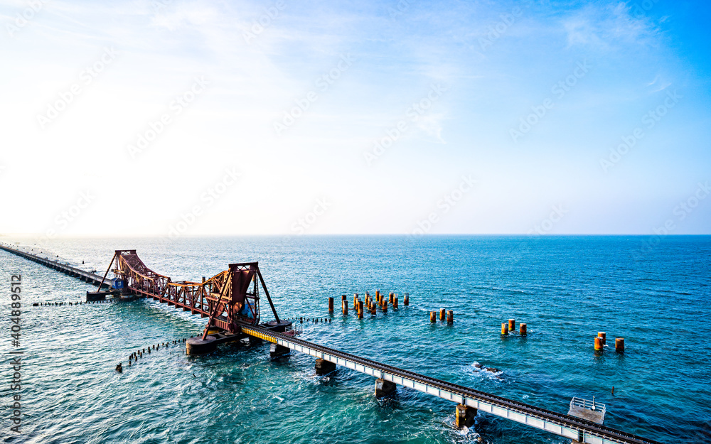 Obraz premium train track on the sea