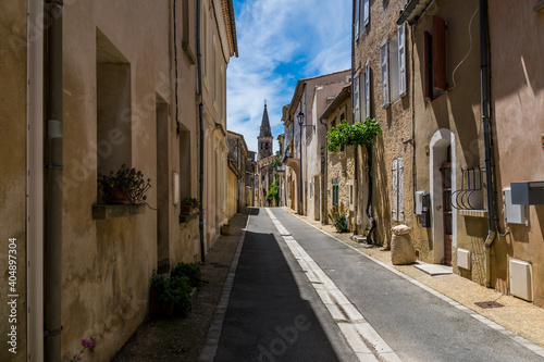 Saint-Saturnin-l  s-Apt  village m  di  val perch   du Luberon en Provence-Alpes-C  te-d Azur. 