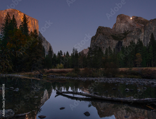 Fototapeta Naklejka Na Ścianę i Meble -  Moon Rise Gates of the Yosemite