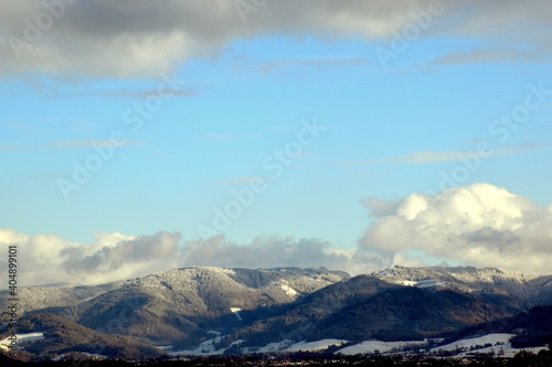 Blick von Freiburg auf ein Bergpanorama im Winter