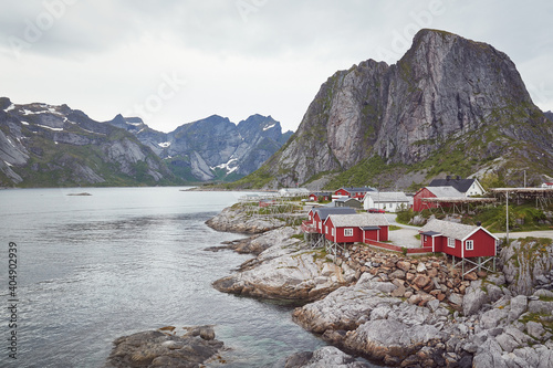 Villaggio di pescatori alle isole Lofoten con montagne sullo sfondo photo