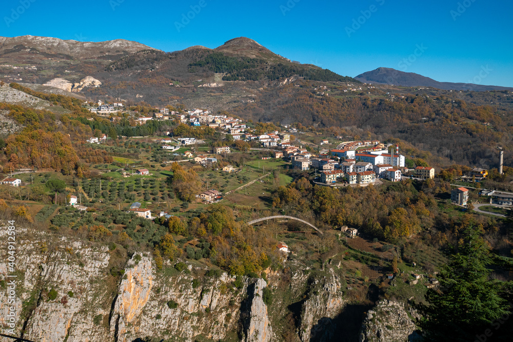 Vista de un pueblo vecino desde el castillo de Muro Lucano, pequeña ciudad de la región de Basilicata, sur de Italia.
