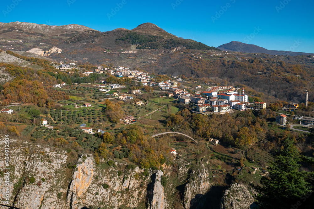Φωτογραφία Vista de un pueblo vecino desde el castillo de Muro Lucano, pequeña ciudad de la región de Basilicata, sur de Italia