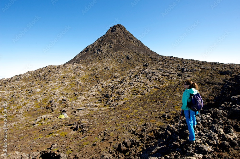 Wanderin auf dem Weg zum Gipfel des Pico