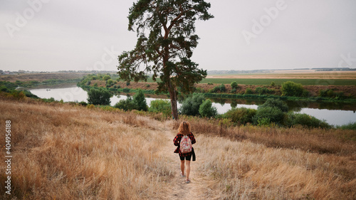 The girl who walks to the tree in the autumn. Against the background of the river © Кирилл Чернорубашкин