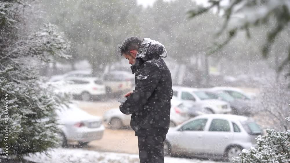 Hombre con frío en la nieve disfrutando en cámara lenta  en Full HD