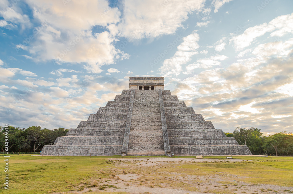 Mayan pyramid of Kukulcan El Castillo in Chichen Itza, Mexico Mayan pyramid of Kukulcan El Castillo in Chichen Itza, Mexico