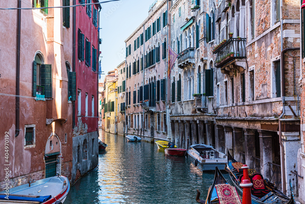 イタリア　ヴェネツィアの旧市街の運河と街並み
