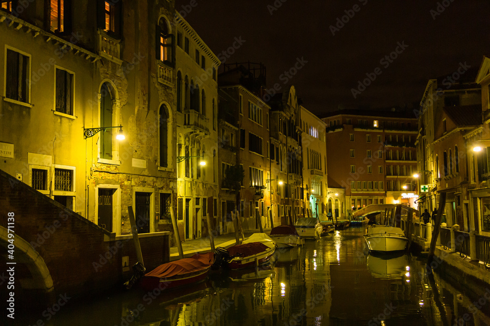 イタリア　夜のヴェネツィアの旧市街の運河と街並み
