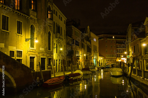 イタリア 夜のヴェネツィアの旧市街の運河と街並み 