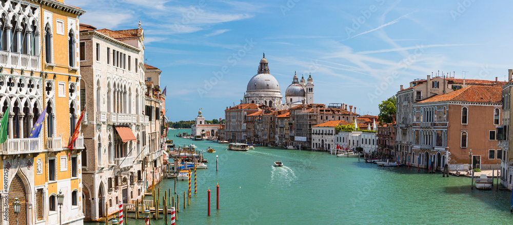 イタリア　ヴェネツィアの運河とサンタ・マリア・デッラ・サルーテ聖堂