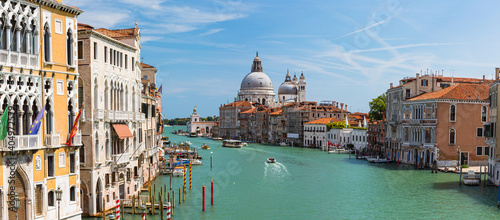 イタリア ヴェネツィアの運河とサンタ・マリア・デッラ・サルーテ聖堂