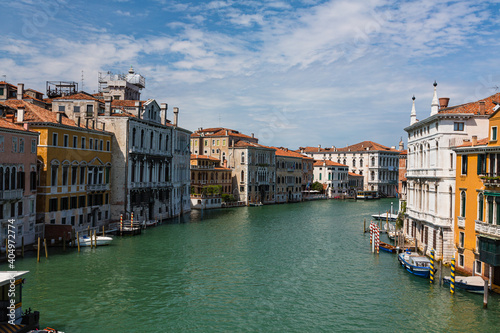 イタリア　ヴェネツィアの旧市街の運河と街並み  © pespiero