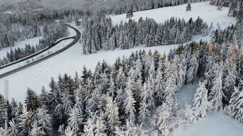 Schwarzwald Straße und Baumspitzen von oben mit Schnee am Abend