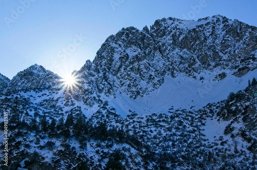 Die Sonne scheint hinter dem Rubihorn an einem kalten Wintertag. photo