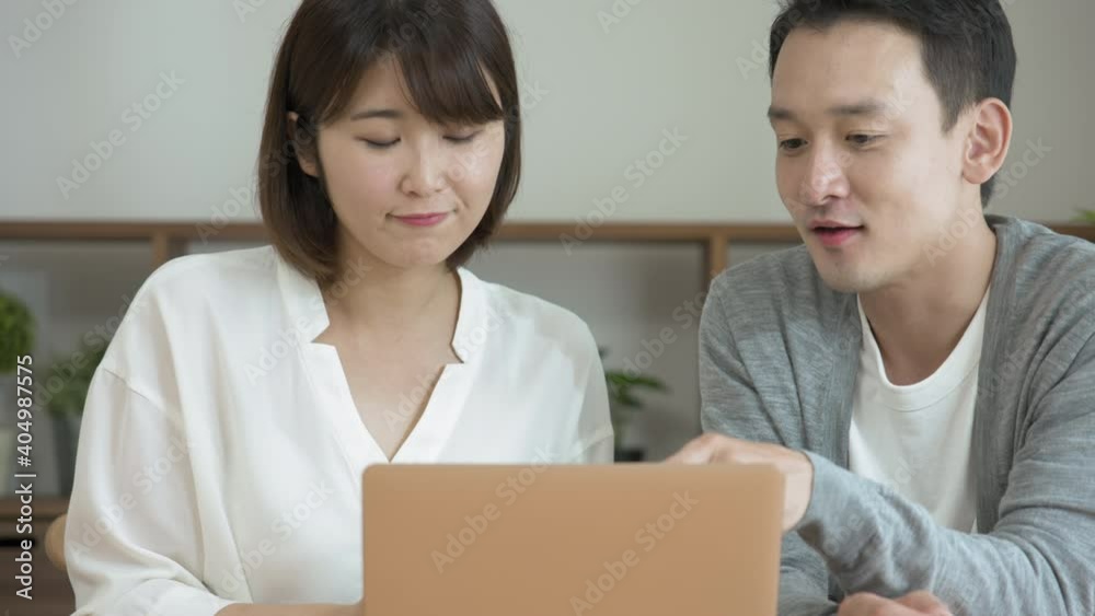 ノートパソコンを使う若い男女 ノートパソコンを使う若い男女