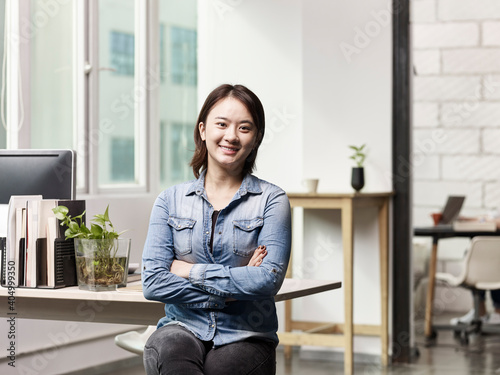 Canvas Print office portrait of a successful young asian entrepreneur arms crossed