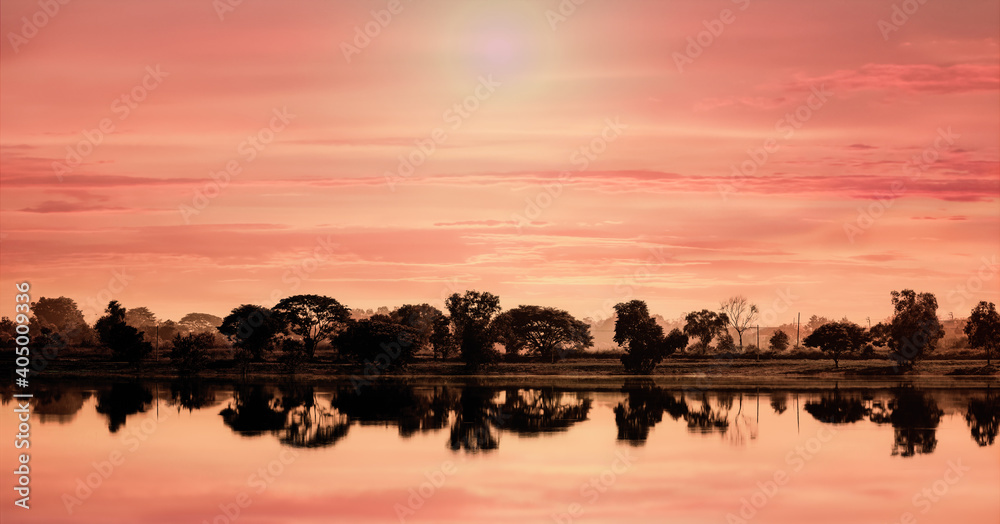 Obraz premium landscape scenery of lake with trees surrounding with sunset or sunrise sky